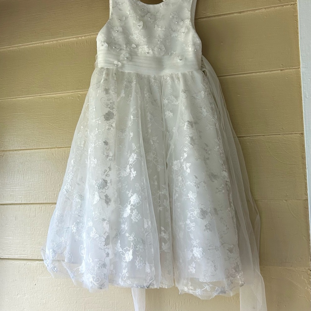 Azazie Formal White Floral Flower Girl, Easter, or First Communion Dress size 6